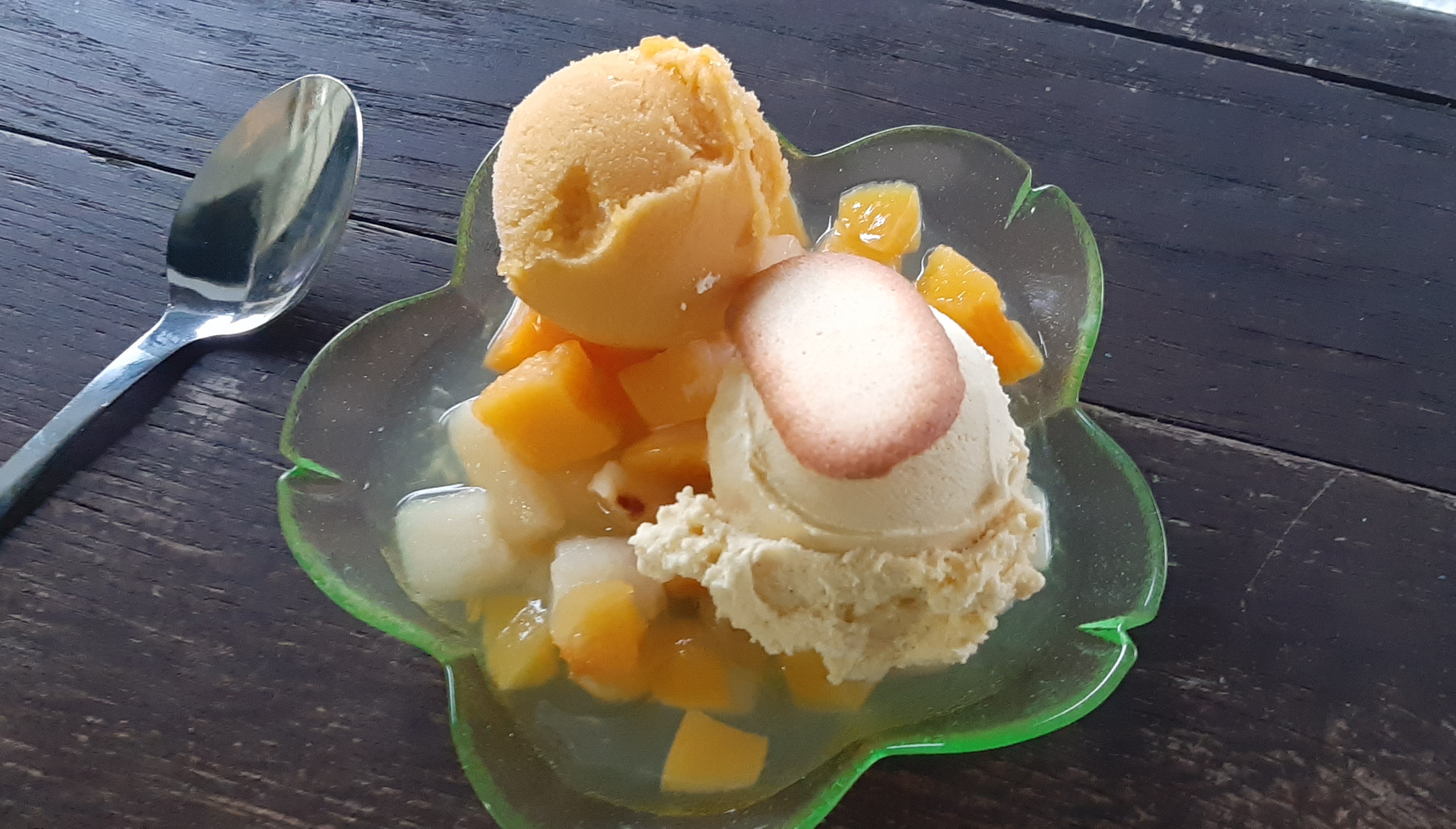 Photo d'une coupe contenant de la salade de Fruits